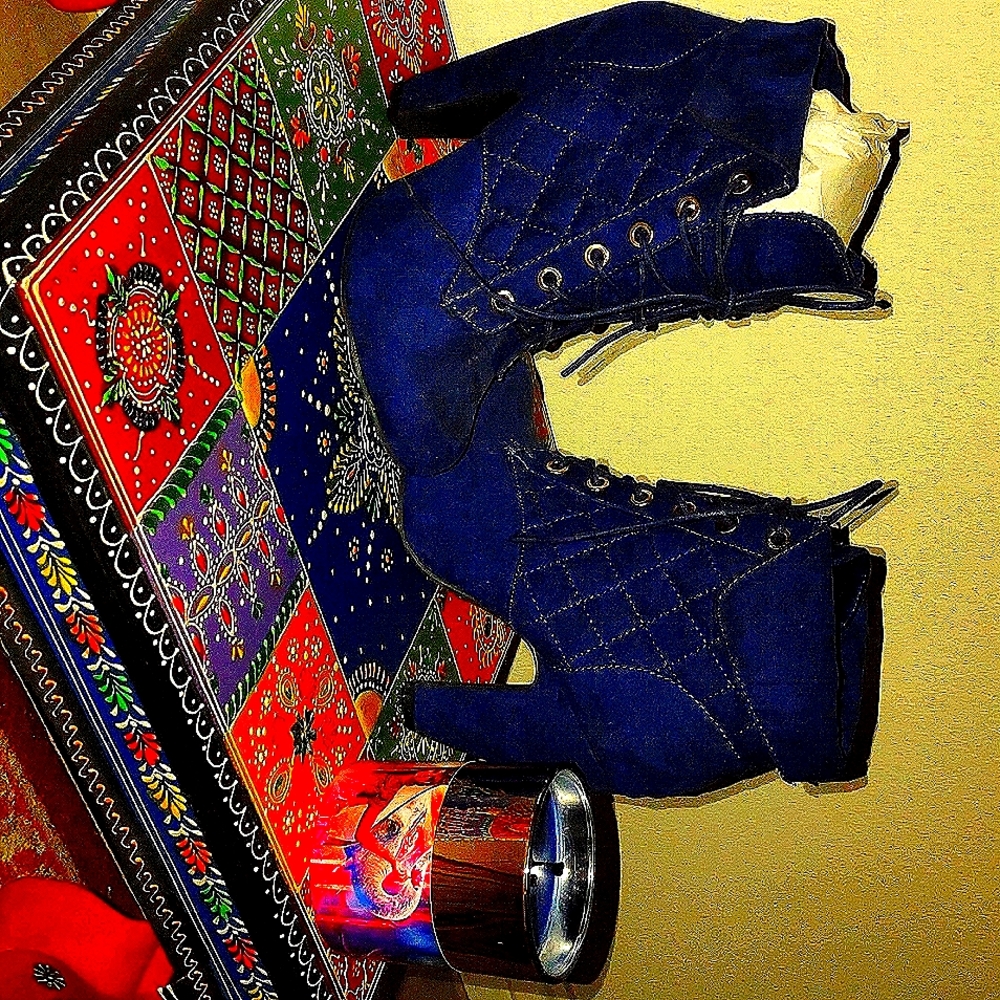 Bamboo bootie size 6. Style is Mozza-22. The color is a gorgeous deep blue.